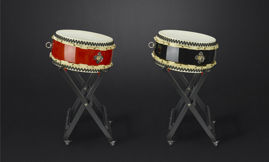 Hira-Daiko drum hq Ø48cm/h:25cm (shiny-black & red-brown)  with X-stand high (680€/185€)