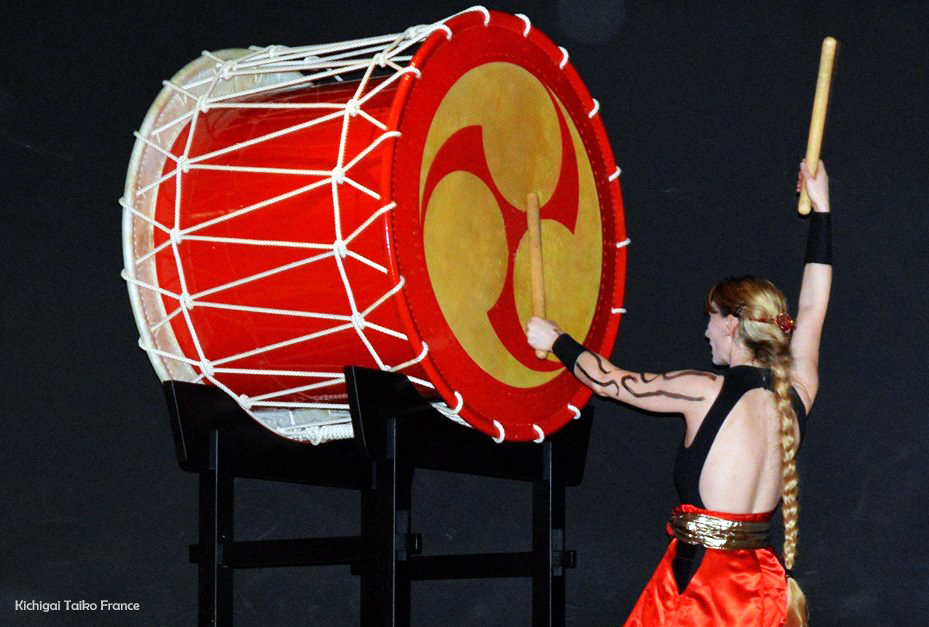 Big Okedo-Daiko in shiny-red. :110cm / h:84cm (3.900) with traditional stand (890)